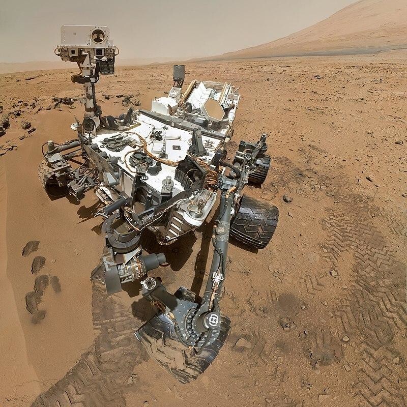 «Кьюриосити» — марсоход третьего поколения размером с автомобиль, разработанный для исследования кратера Гейла на Марсе в рамках миссии НАСА "Марсианская научная лаборатория"