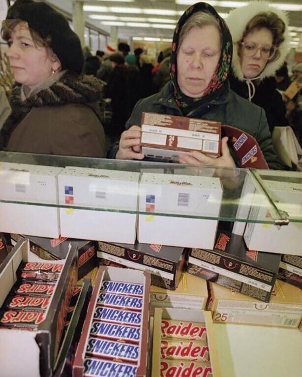 Ровно 30 лет назад жители СССР впервые увидели западные шоколадки Snickers, Mars, Milky Way и Raider (Twix). Москва, январь 1991 года