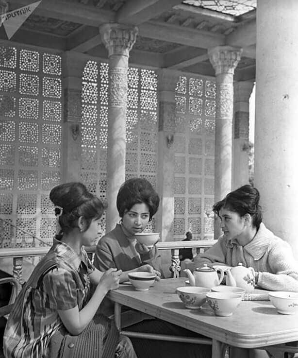 Чаепитие в чайном доме на улице Ленина в Душанбе, Таджикистан, 1967