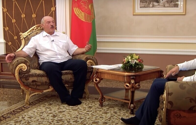 Ну, если раньше Лукашенко появлялся без усов, то теперь иногда ходит без ботинок: как-то пришел на интервью в одних носках