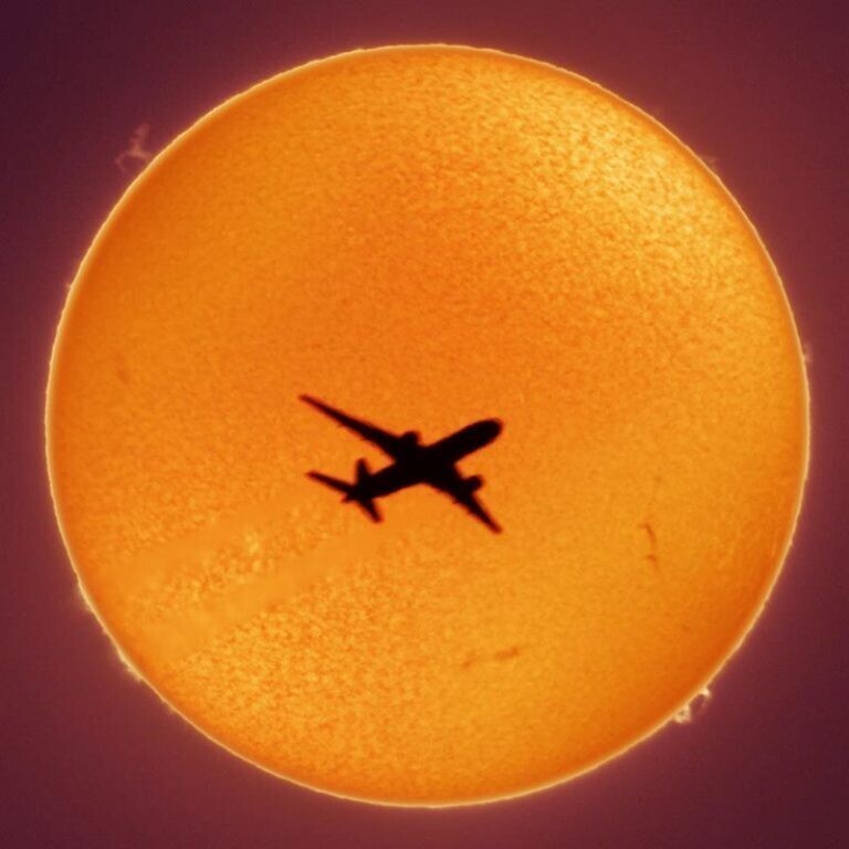 Невероятный снимок самолета на фоне Солнца