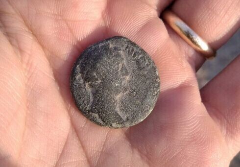 Во время учений солдат нашел редкую монету возрастом 1800 лет