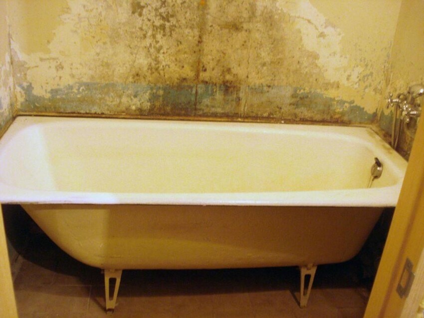 Ну и те, кому повезло больше всех - купание в советской чугунной ванной - идеальном месте для детской радости
