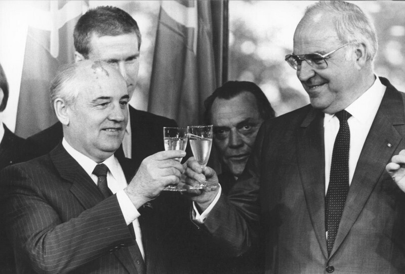 10 февраля 1990 года. Горбачев продал ГДР