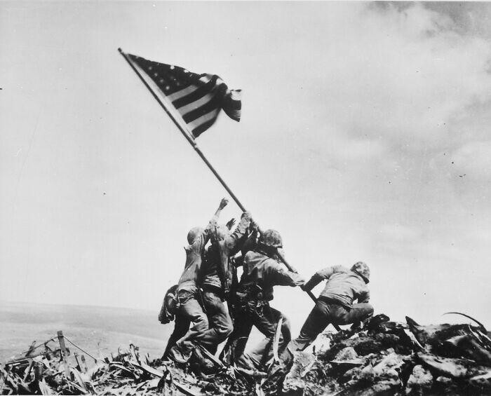 11. «Водружение флага над Иводзимой», 1945 год