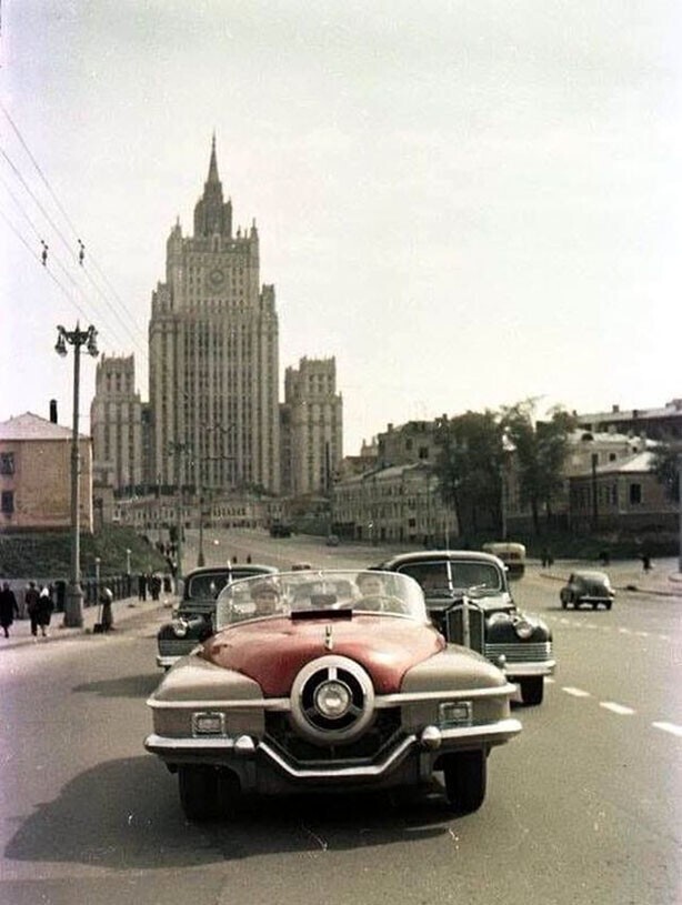 Спортивный автомобиль ЗИС-112/1 на улицах Москвы, 1956 год