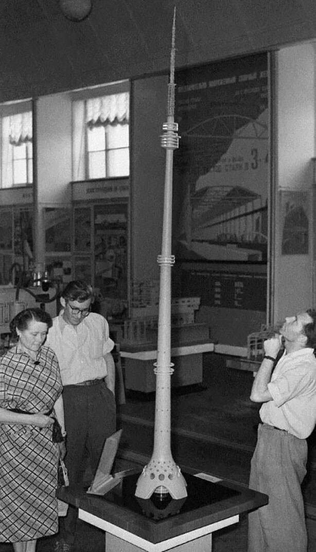Посетители ВДНХ осматривают макет первоначального проекта Останкинской телебашни, 1960–е годы