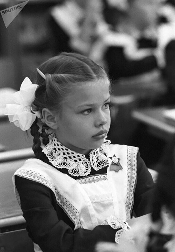 Ученица одной из московских школ на уроке в День знаний. 1983 © Александр Макаров