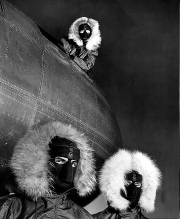  Экипаж американского бомбардировщика B-36 в арктической экипировке, Гренландия, 1951 год.  Фото Маргарет Бурк-Уайт