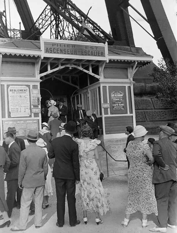 Очередь туристов и провинциалов перед лифтом на Эйфелевой башне. 1934 год