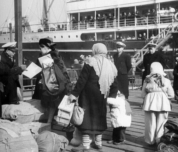 Более 100.000 человек (в основном евреи) эмигрировали в Палестину (будущий Израиль)