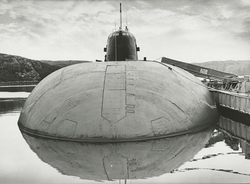 Причалившая к берегу подводная лодка, 1978 год, Мурманская обл., губа Лопаткина