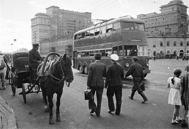 Уличное движение, г. Москва, пл. Революции,  1937 год