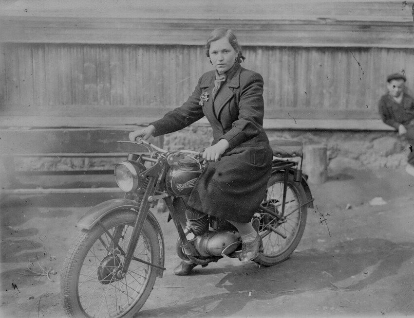 Девушка на мотоцикле К-125  Ковровского мотоциклетного завода имени Дегтярёва, 1950 г.