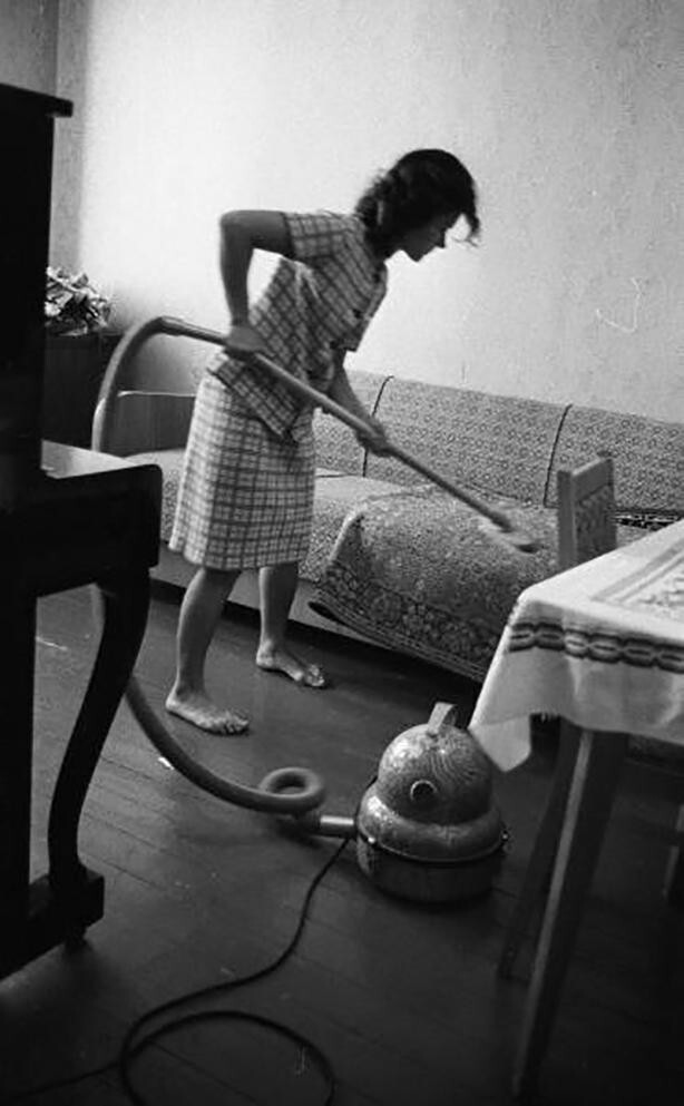 Мама убирается в комнате, 1967 год, Волгоградская обл., г. Волжский