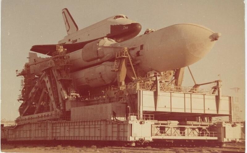Космический корабль «Буран» с ракетой на пути к стартовой площадке, 1980-е