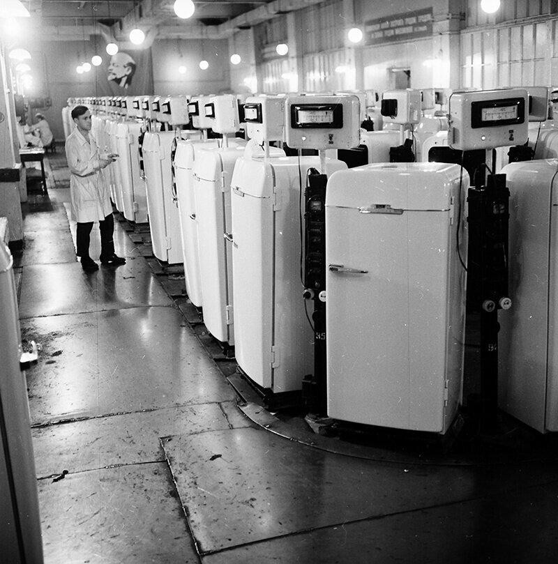 На поточной линии контроля холодильников. Завод имени Лихачева
10 декабря 1961 года, г. Москва 
