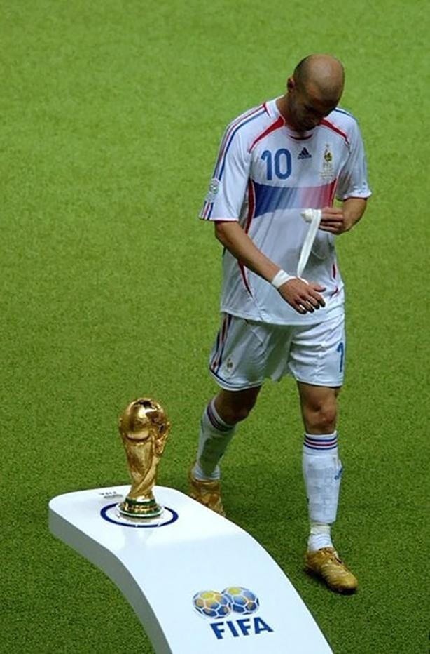 Зинедин Зидан проходит мимо Кубка мира после удаления в финале 2006 года