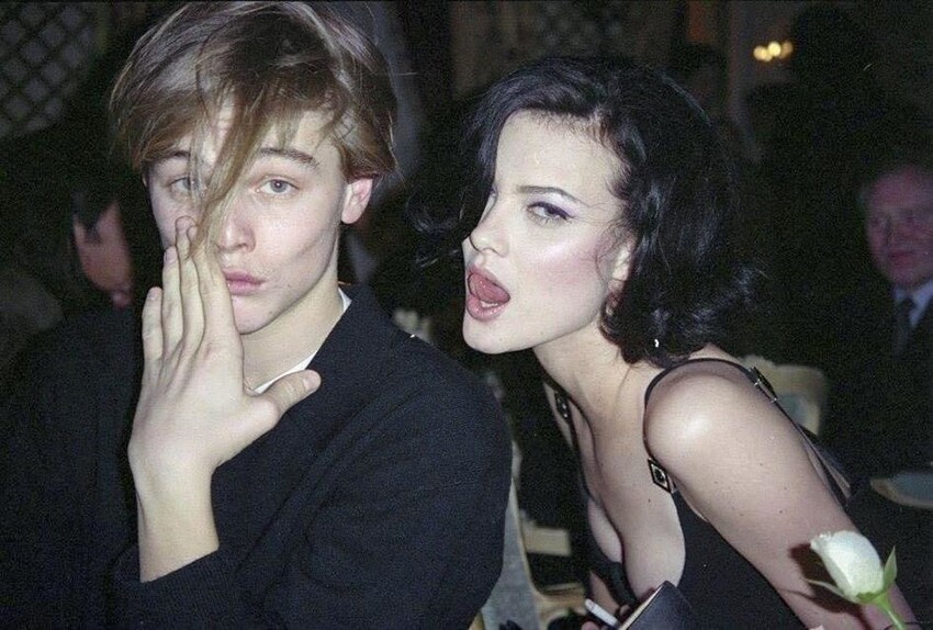 Леонардо Ди Каприо со своей подругой моделью Шалом Харлоу, 1995 год