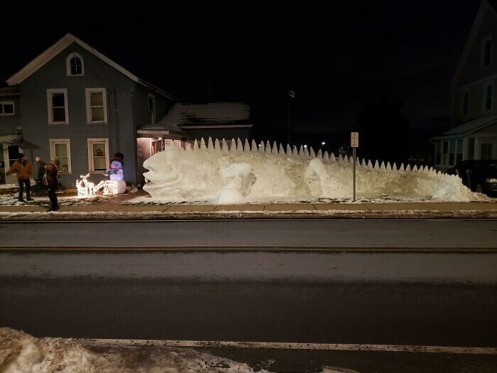Кто-то построил из снега гигантскую игуану