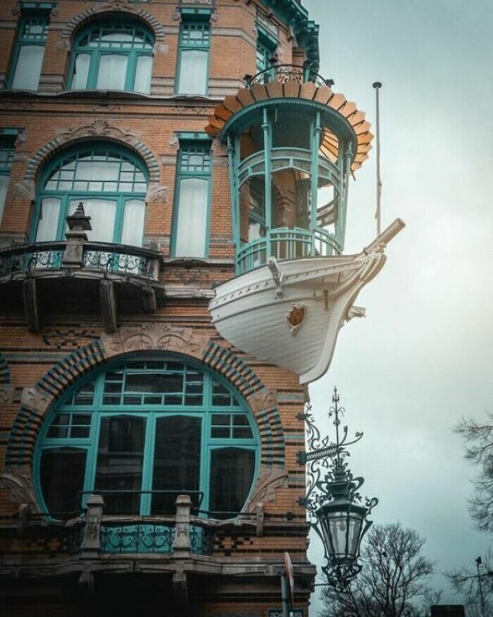 Этот дом в стиле ар нуво в Антверпене местные называют "Het Bootje" - "Маленькая лодка"