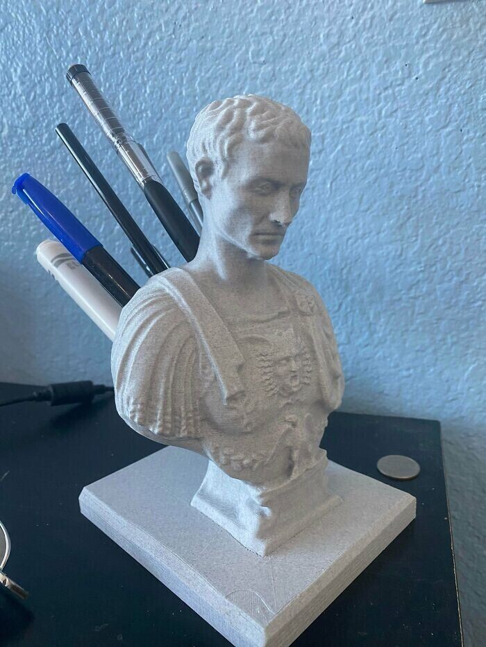 "Это держатель для карандашей в виде бюста Цезаря. Я сам напечатал его на 3D-принтере"