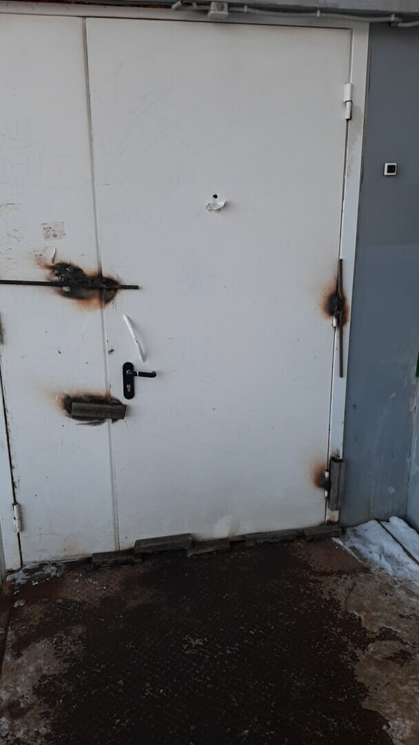 Рассерженные жители Пскова заварили двери "Магнита"