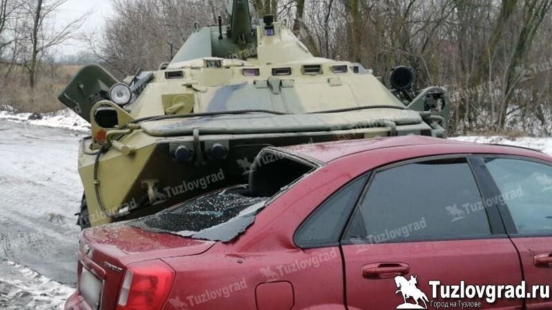 Росгвардейцы на БТР въехали в автомобиль с россиянкой