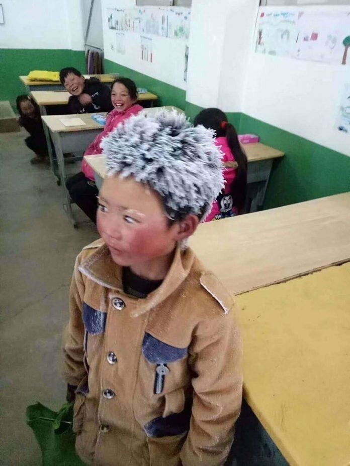 Этот китайский мальчик каждый день в мороз ходит в школу, 4,5 километра