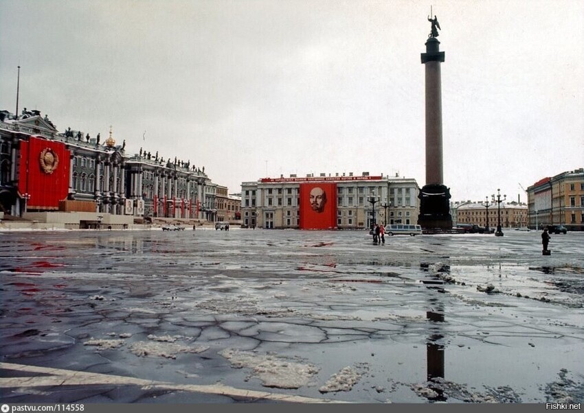 Дворцовая площадь перед Первомаем  1976 год