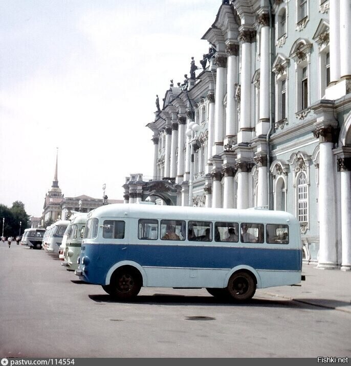 Автобусы на Дворцовой площади 1971год