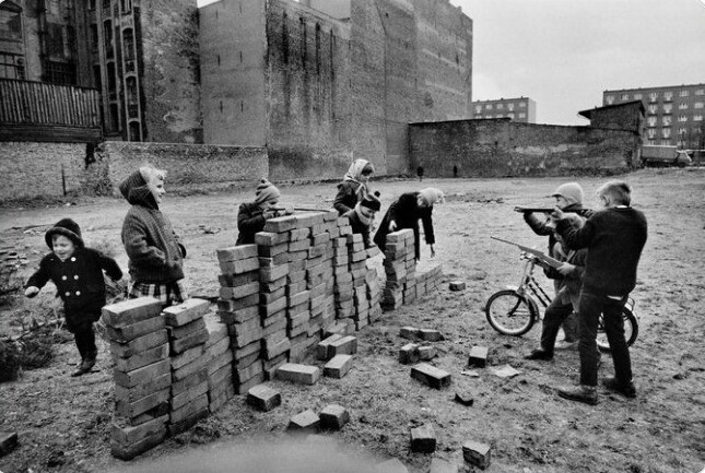 26. Дети играю в игру "Строим Стену". Западный Берлин, 1962 год