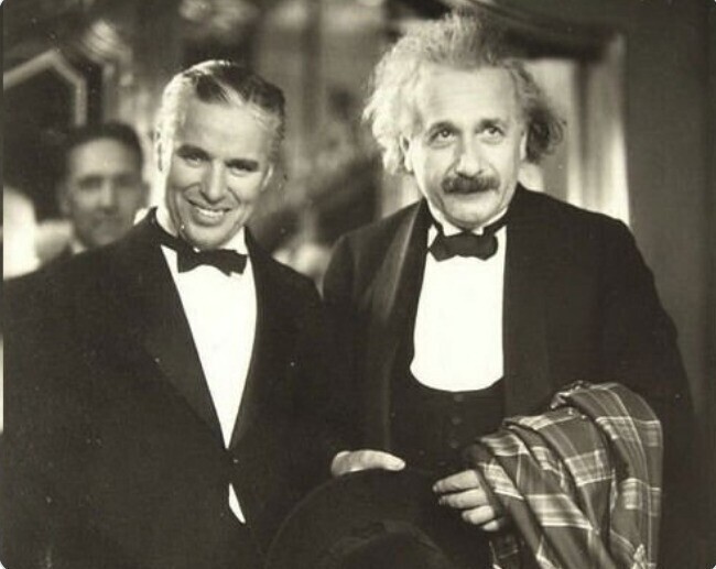 16. Чарли Чаплин и Альберт Эйнштейн на кинопремьере "Огней большого города", 1931 год
