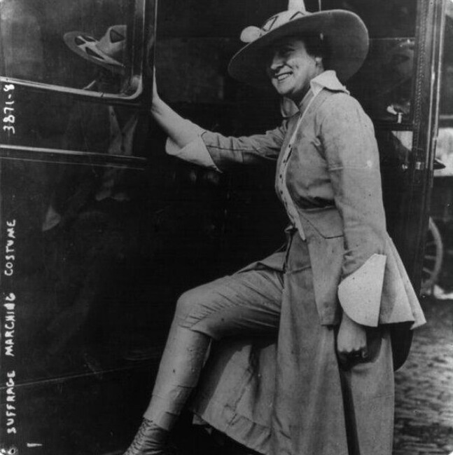 4. Суфражистка, демонстрирующая свои брюки. 1916 год. Смело!