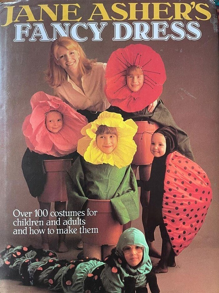 Эта книга Джейн Эшер предлагает идеи более 100 карнавальных костюмов. Эшер - известная в Англии актриса, и у нее профессионально богатая фантазия!