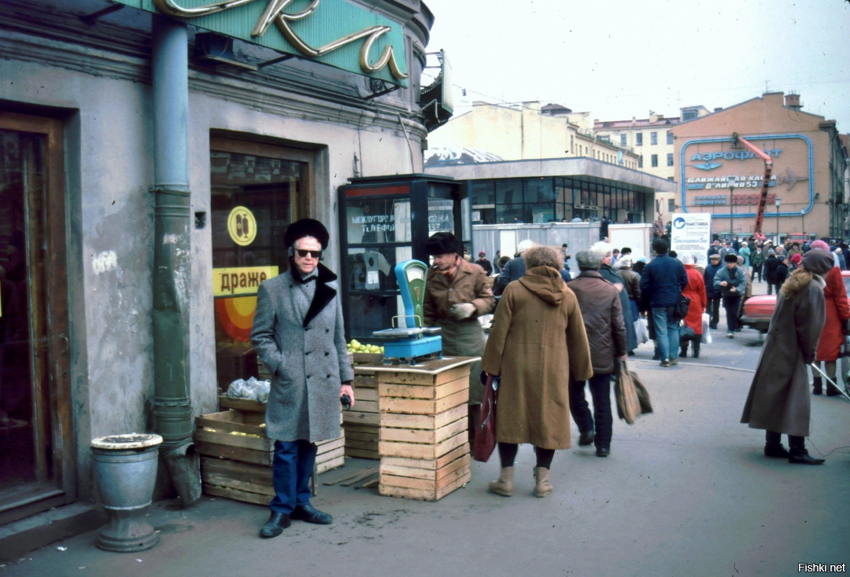 У метро Василеостровская, 1990 год