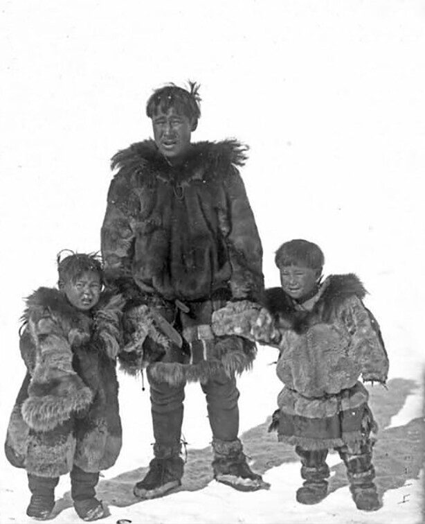 Чукча с сыновьями. Сибирь. Россия. 1901 год