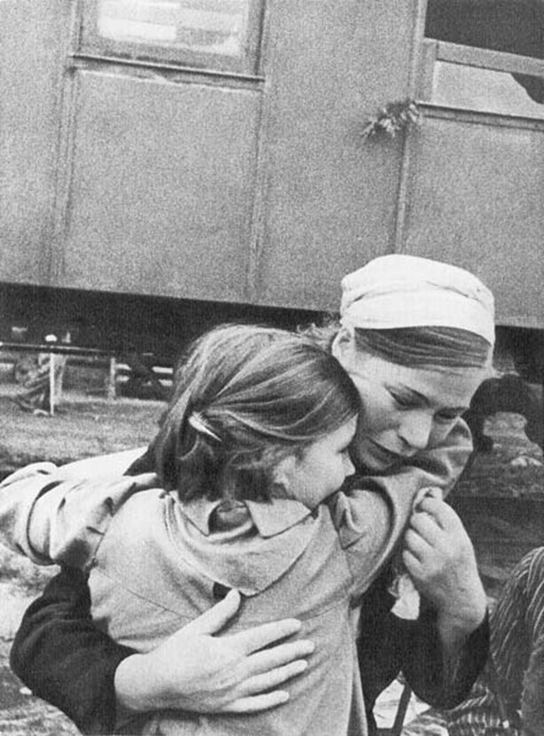 Мать прощается с дочерью перед эвакуацией детей из Ленинграда
