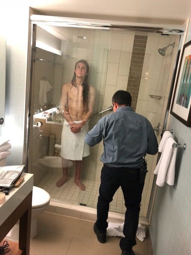 Мой друг в отеле решил принять душ. Но дверь заклинило, и он три часа сидел взаперти, пока не пришла помощь