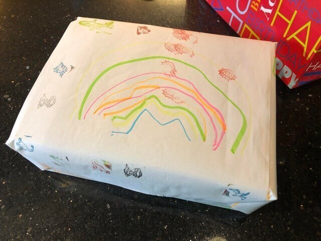 Я использую рисунки моих детей в качестве обёрточной бумаги для подарков