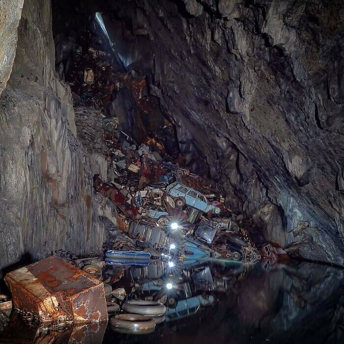 25. Пещера, заваленная старыми машинами