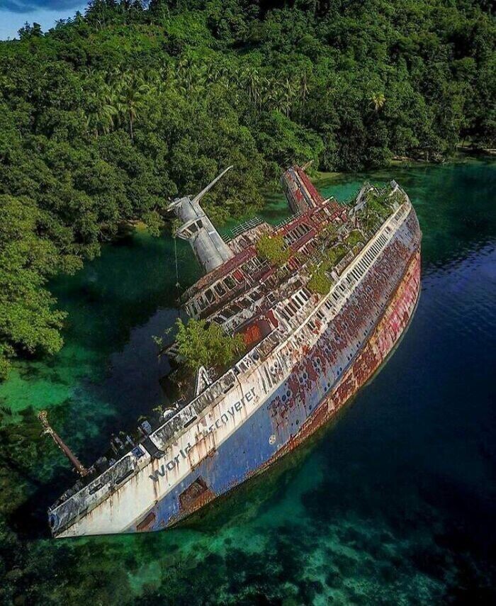 28. Немецкий круизный лайнер World Discoverer, наскочивший на необозначенный на карте риф у Соломоновых островов 30 апреля 2000 г.