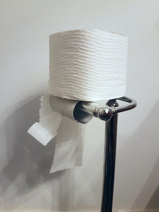 Вот так моя сестра устанавливает туалетную бумагу на держатель