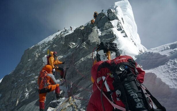 Альпинистов выгнали с Эвереста за вранье