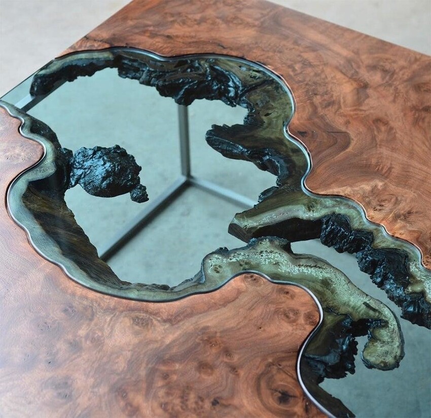 Деревянный стол со стеклянной рекой