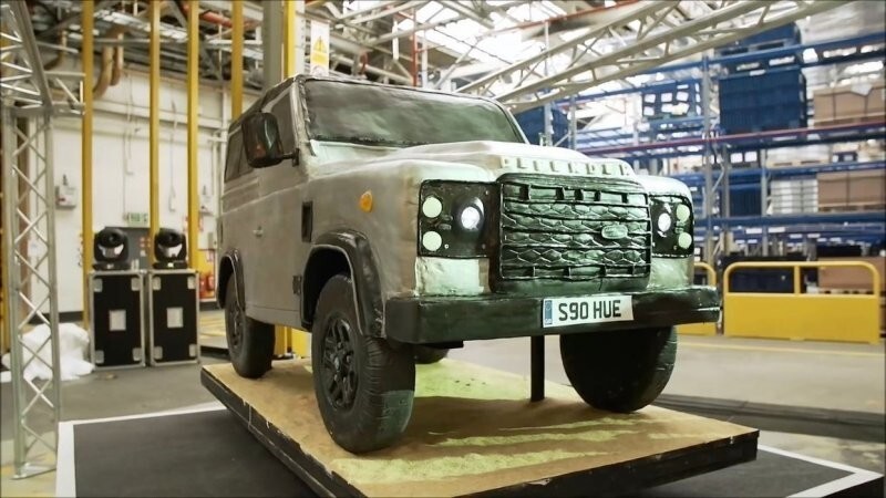Гигантский торт в виде Land Rover, которым можно накормить 2000 человек