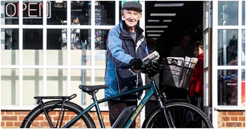 Добрые новости: 80-летнему почтальону подарили велосипед, чтобы он мог продолжать работать