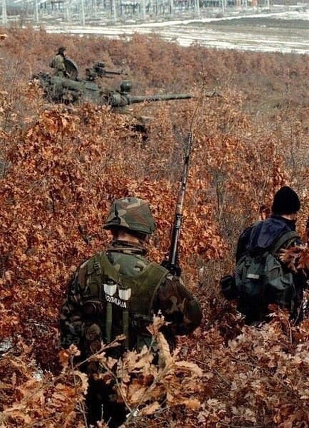 Югославская полиция при поддержке среднего танка Т-55А проводит патрулирование местности в поиске позиций Армии освобождения Косово в общине Глоговац. 21 марта 1999-го года