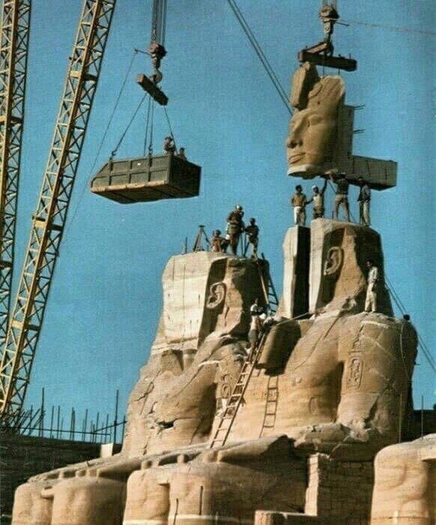 Древняя статуя Рамзеса Великого демонтирована и перемещена во время строительства Асуанской плотины. 1967 год