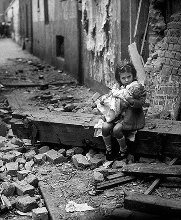 Девочка в руинах своего дома после бомбежки. Лондон, 1940 год